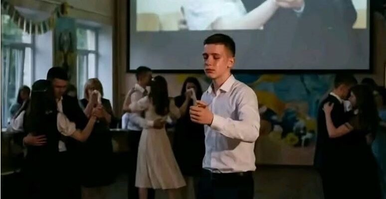 Вальс із порожнечею: як київський випускник вшанував загиблу кохану
