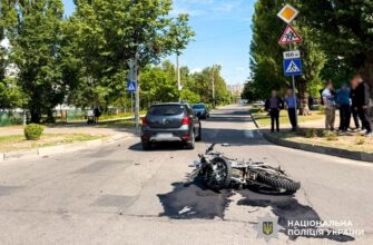На Рівненщині 19-річний мотоцикліст під час втечі від поліції врізався в автомобіль: двоє людей у реанімації (ФОТО)