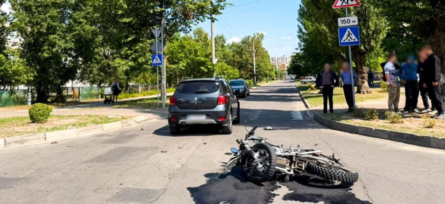 На Рівненщині 19-річний мотоцикліст під час втечі від поліції врізався в автомобіль: двоє людей у реанімації (ФОТО)