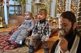 «Вона — свята»: священник шокував парафіян реакцією на крик дітей у храмі