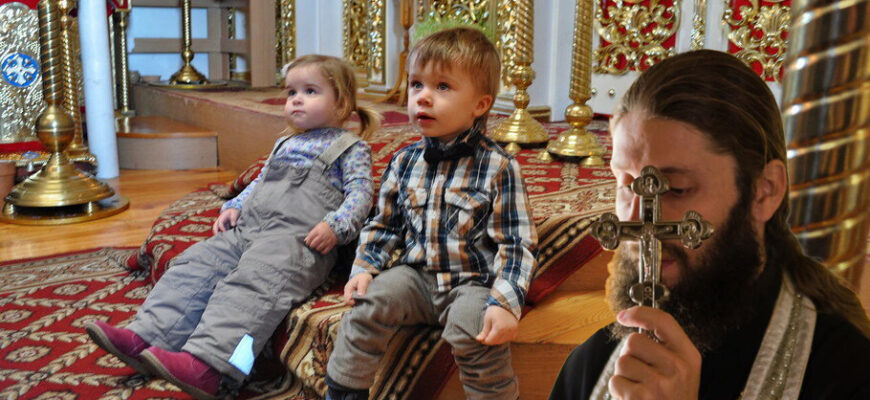 «Вона — свята»: священник шокував парафіян реакцією на крик дітей у храмі