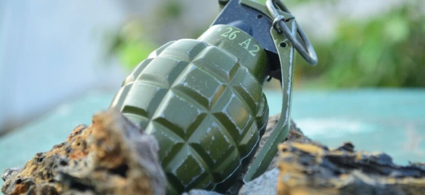 Небезпечна знахідка посеред дороги: що виявив водій львівського тролейбуса