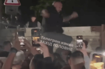 У Львові натовп перекинув бус військових ТЦК: розгорілася масштабна сутичка (відео)