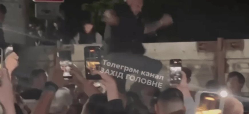 У Львові натовп перекинув бус військових ТЦК: розгорілася масштабна сутичка (відео)