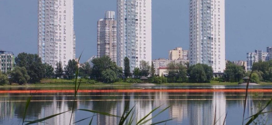 Екологічна катастрофа у столиці: до озера потрапили сотні тонн нафтопродуктів