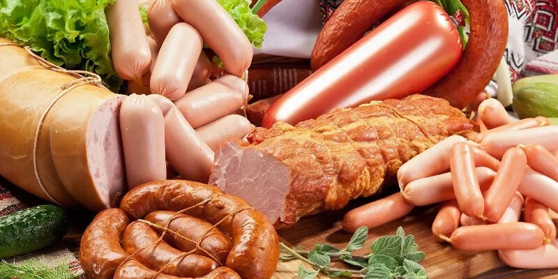 Таємниця дешевої ковбаси: що ховають виробники за низькою ціною