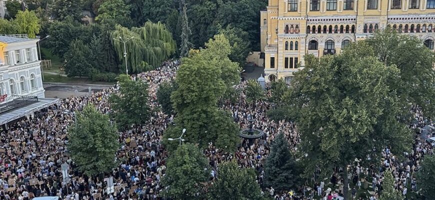 Київ на вулицях: тисячі людей вийшли протестувати через кадрові рішення