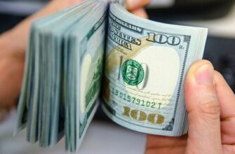 19 серпня 100 доларів найдешевше коштують у ПриватБанку у відділеннях