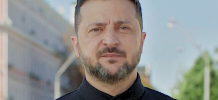 У чорній вишиванці з особливим орнаментом: Зеленський привітав українців з Днем Незалежності