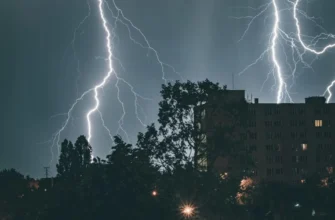 Суне стpашне. Хлинуть сильні зливи та потyжний гpад. Які облaсті під загpoзою