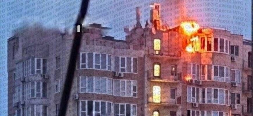 В Одесі під час нічної атаки пошкоджено багатоповерхівку В Одесі під час нічної атаки пошкоджено багатоповерхівку