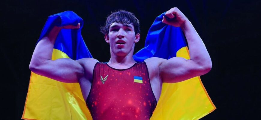 Український борець Якушенко після перемоги над росіянином змусив його слухати гімн України Український борець Якушенко після перемоги над росіянином змусив його слухати гімн України