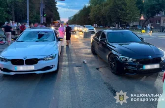 У Львові два автомобілі BMW збили батька з 8-річною донькою на пішохідному переході