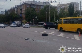 У Києві мікроавтобус зіткнувся з Toyota: восьмеро людей у лікарні
