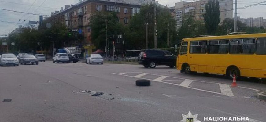 У Києві мікроавтобус зіткнувся з Toyota: восьмеро людей у лікарні У Києві мікроавтобус зіткнувся з Toyota: восьмеро людей у лікарні