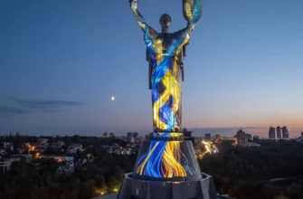 У Києві «Батьківщина-Мати» засяяла синьо-жовтими барвами на честь Дня Незалежності