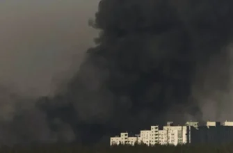 Четверта ніч атак на Київ: у Голосіївському районі влучання в будівлю, палає покрівля