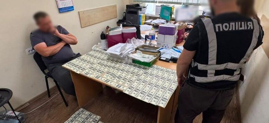 У Києві двоє чоловіків намагалися заробити на переведенні військового до тилової частини