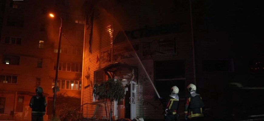 Ракетний удар по Києву: ДСНС показала перші фото руйнувань Ракетний удар по Києву: ДСНС показала перші фото руйнувань