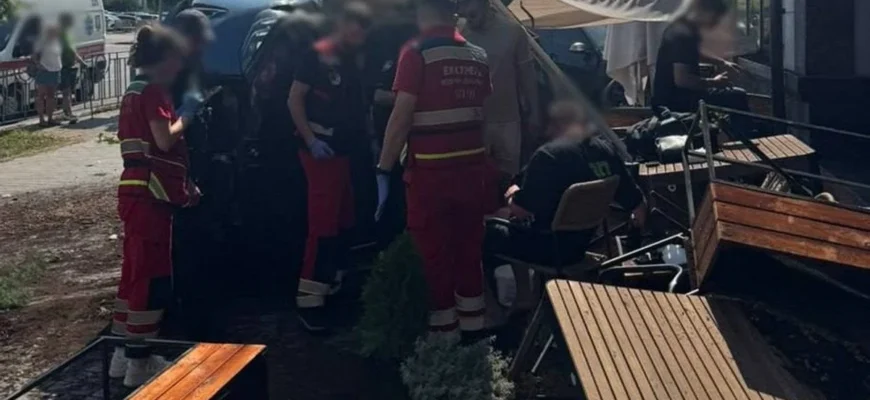 Два BMW знесли літню терасу в центрі Києва: один із водіїв уже колись збив дитину на смерть