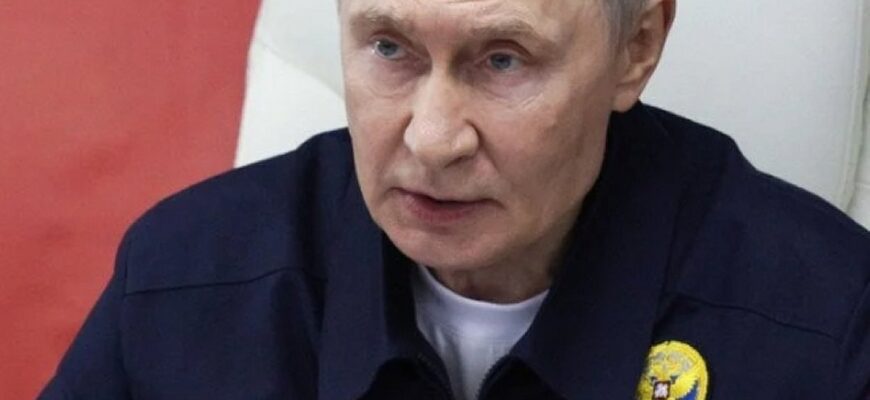 Путін одягнув військову форму та пригрозив новими ударами