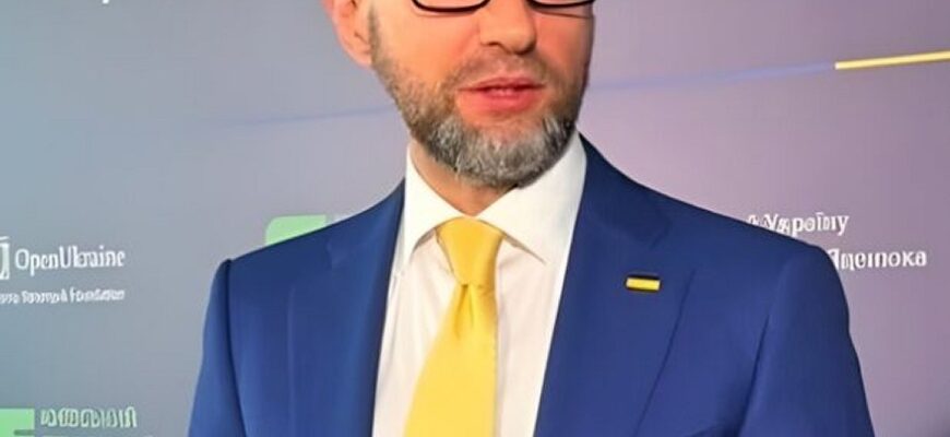 Яценюк запропонував міністрам відмовитися від участі у наступних виборах Яценюк запропонував міністрам відмовитися від участі у наступних виборах