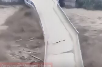 За лічені секунди налетіло й змило все на своєму шляху