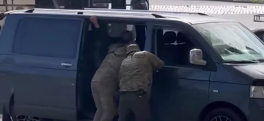 На Черкащині представники ТЦК силоміць вивезли чоловіка з відстрочкою від служби