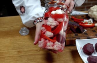 Квашена цвітна капуста з буряком стане рожевою закускою на зиму