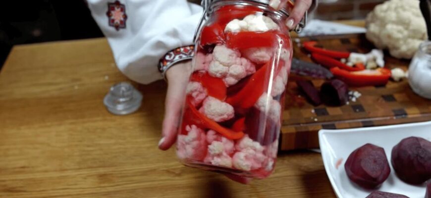 Квашена цвітна капуста з буряком стане рожевою закускою на зиму