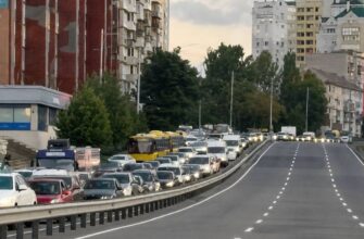 Масштабний транспортний колапс у Києві: люди кидають автівки та йдуть пішки