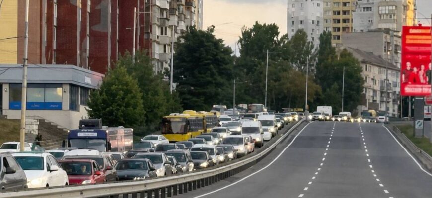 Масштабний транспортний колапс у Києві: люди кидають автівки та йдуть пішки