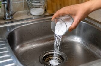 Чому засмічуються кухонні труби та як сіль рятує злив без хімії
