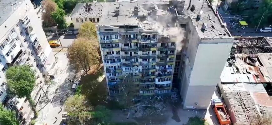 У Києві рятувальники шукають людей під завалами після російського удару по Солом’янському району У Києві рятувальники шукають людей під завалами після російського удару по Солом’янському району