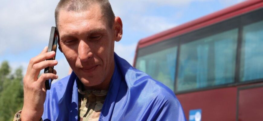 Хто з полонених уперше подзвонив рідним після повернення додому? Хто з полонених уперше подзвонив рідним після повернення додому?