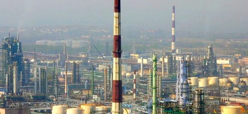 Українська атака вивела з ладу 73% потужності стратегічного НПЗ РФ, що постачає паливо Москві Українська атака вивела з ладу 73% потужності стратегічного НПЗ РФ, що постачає паливо Москві