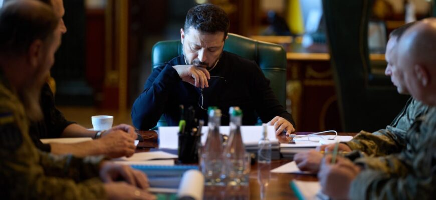Зеленський обговорив з військовим керівництвом кадрові зміни та нові операції
