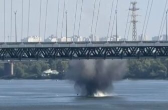 Секунди до вибуху: ворожий дрон упав у воду біля Подільського мосту в Києві