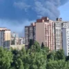 Стовп чорного диму видно за кілометри: у Києві масштабна пожежа охопила склади (відео)