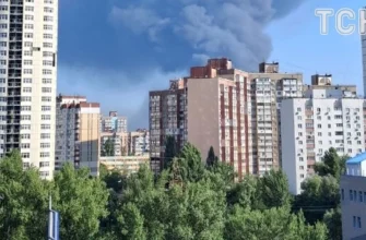 Стовп чорного диму видно за кілометри: у Києві масштабна пожежа охопила склади (відео)