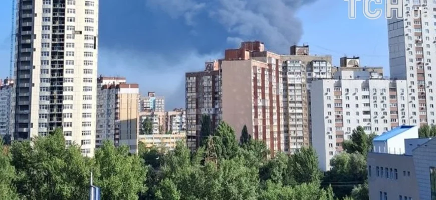 Стовп чорного диму видно за кілометри: у Києві масштабна пожежа охопила склади (відео)