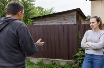 Знесуть за рішенням суду: на якій відстані від паркану дозволено зводити господарські споруди
