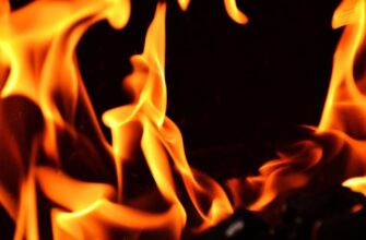 «Неспокійна ніч на Хмельниччині» — уламки дрона впали на підприємство, спалахнула пожежа