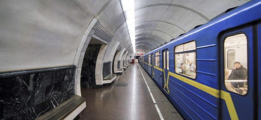 Дві гілки київського метро змінили рух через тривогу — які станції не працюють