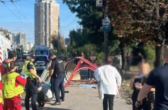 У Києві автівка на шаленій швидкості влетіла в зупинку з людьми: є загиблі та постраждалі