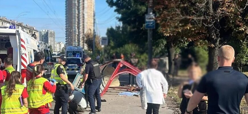 У Києві автівка на шаленій швидкості влетіла в зупинку з людьми: є загиблі та постраждалі