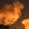 Уламки російського дрона впали на Оболоні: палають квартири та автівки