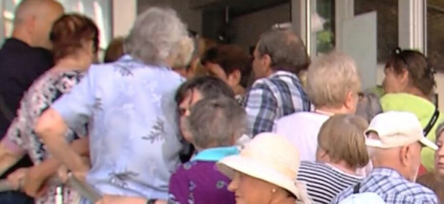 Важливо: відомий український банк припиняє видачу пенсій та субсидій — як діяти клієнтам