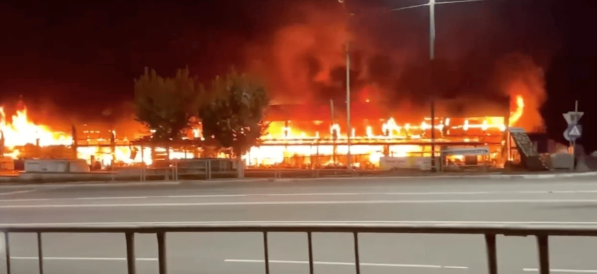 Масштабна пожежа в окупованому Єнакієвому: після вибухів спалахнув торговельний центр