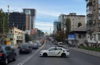 Вогонь не вщухав усю ніч: у Києві масштабна пожежа, рух транспорту перекрито — перші деталі (відео)